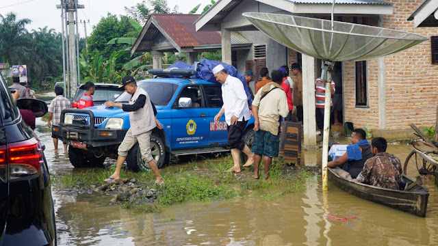 Bupati Hamsuardi Dan Wabup Risnawanto Tinjau Langsung Lokasi Banjir dan Salurkan Bantuan