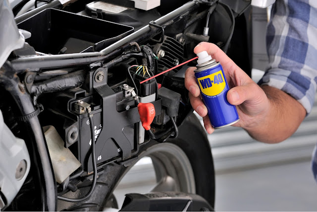 Pakar perlumbaan juga menggunakan WD-40®! - Setiap motorsikal memerlukan penjagaan dan penyelenggaraan yang tetap untuk memastikan ia sentiasa berada dalam keadaan terbaik. Tidak kira sama anda menunggang motorsikal setiap hari atau bersama kumpulan motorsikal setiap hujung minggu, sudah pasti anda boleh mengharapkan tin biru kuning WD-40® bagi memastikan perjalanan anda berjalan lancar. Malah pelumba motorsikal profesional juga menggunakan WD-40® ketika mempersiapkan motorsikal mereka dalam setiap kejohanan.