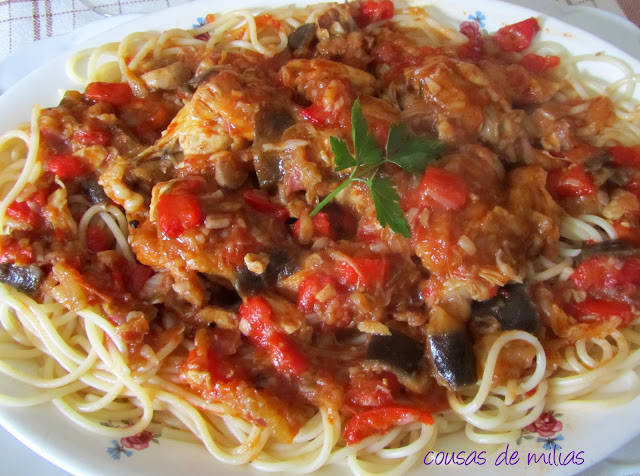 Pollo con verduras y espaguetis