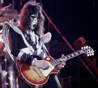 Gitaris Paling Nyentrik di Dunia kiss