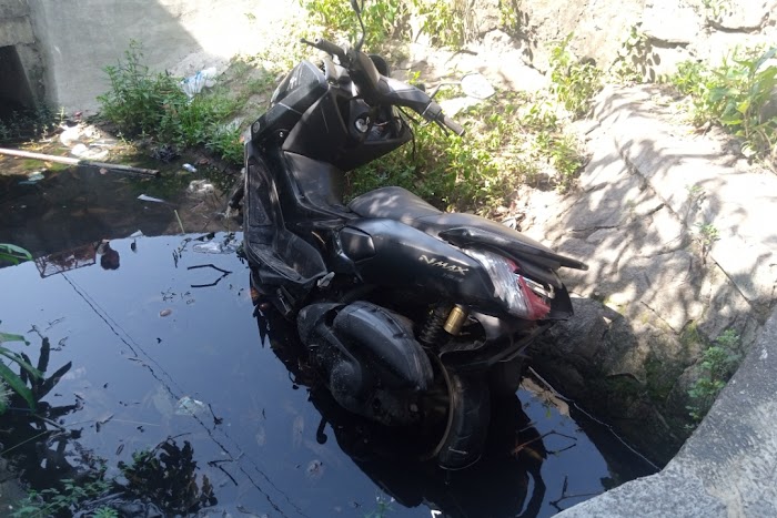 Motor Nmax Nyungsep di Saluran Air Depan Kantor Kecamatan Kronjo