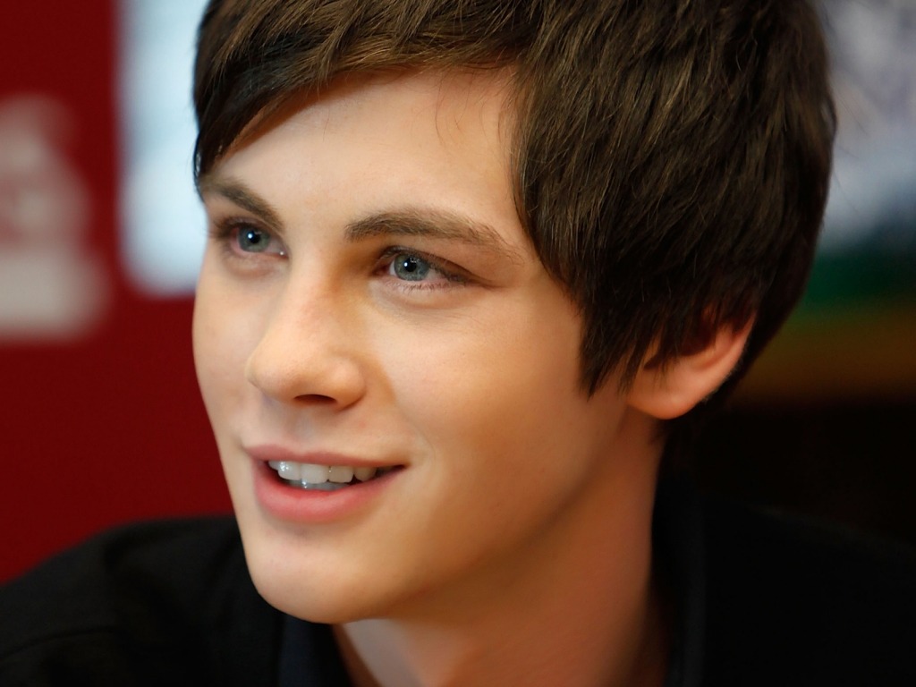 Logan Lerman - pozadina za desktop