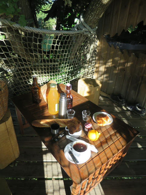 petit-déjeuner-cabane-perchée-domaine-des-vaulx-image-JPG