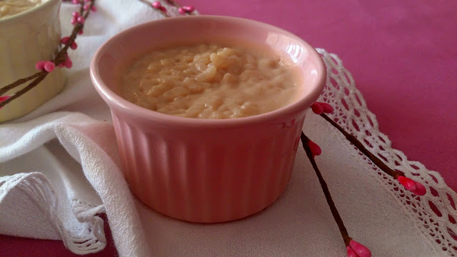 Arroz con leche de soja y chocolate blanco. Bebida vegetal. Postres sencillos, fáciles, rápidos, fresquitos, de verano, sin horno. Cuca