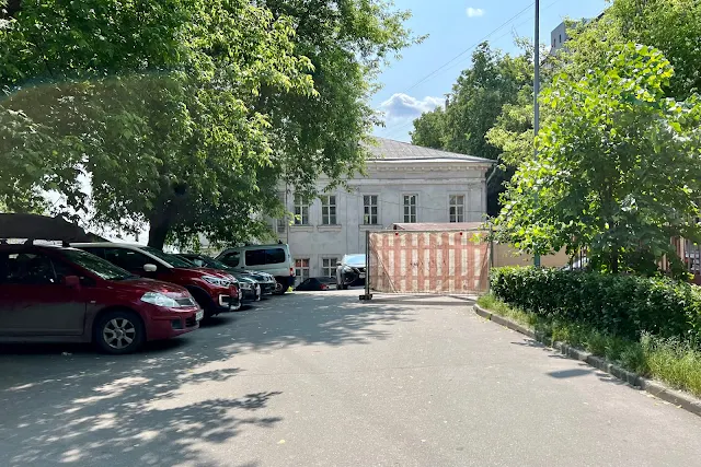 улица Земляной Вал, дворы, Дом культуры «Гайдаровец» – бывший главный дом усадьбы Толстого - Борисовских (построен в 1770-х годах)