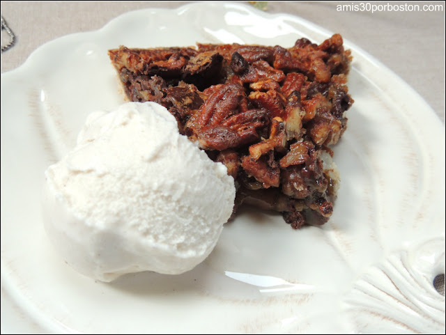 Mi Cena de Thanksgiving: Chocolate Bourbon Pecan Pie con Helado de Vainilla