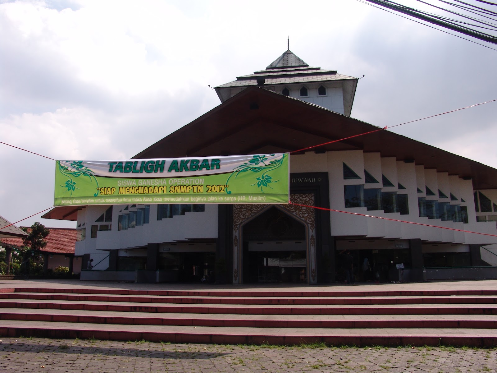 Buat umat kristiani malamnya pada kebaktian di Gedung Wanita Karena gue nggak mungkin meliput yaiyalah TST gue dapetinnya dari kasih tau nggak yaa