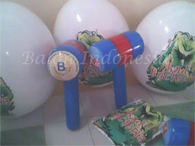 Balon tonjok adalah balon yang ditonjok-tonkok bisa berdiri sendiri