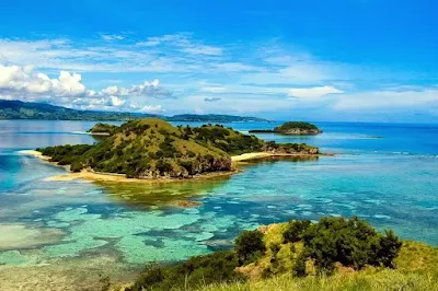 Taman Laut Tujuh Belas Pulau di Kecamatan Riung, menawarkan wisata bahari yang memanjakan mata dengan gugusan pulau-pulau kecil dengan air yang jernih dan dangkal serta terumbu karang masih alami dan berpantai berpasir putih.