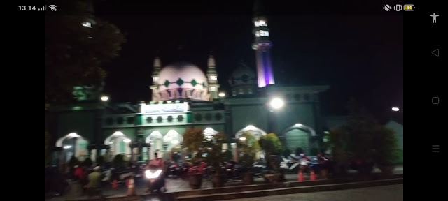 Masjid Agung Baiturahim Trenggalek terletak di Jalan Sunan Kalijogo Nomor 07, Mgantru, Trenggalek