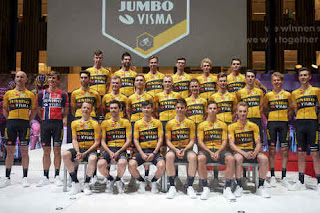 Foto di gruppo del Team Bianchi Jumbo-Visma 2020 ad Amsterdam