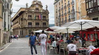 https://es.wikipedia.org/wiki/Plaza_Consistorial_(Pamplona)#/media/Archivo:Chupinazo_pamplona.jpg