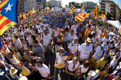 Milhares de separatistas vão às ruas na Catalunha