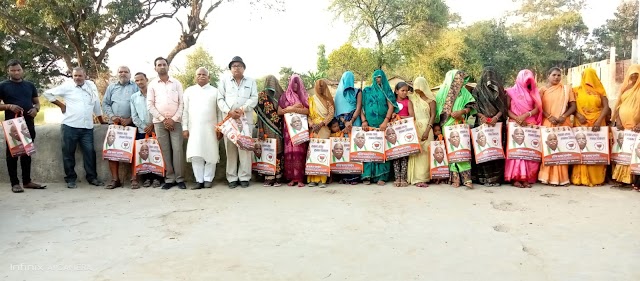 वशिष्ठ पांडेय ने कपड़े का बैग बांटकर दिया पॉलीथिन मुक्त गाँव का संदेश,कड़ियार में हजारों लोगों को वितरित किया कपड़े का बैग