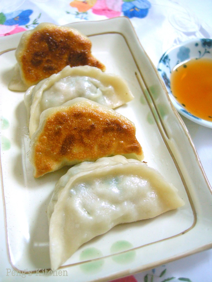 Peng's Kitchen: 三鲜锅贴 Pan-fried Dumplings