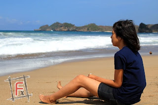 wanita di pinggir pantai bajul mati