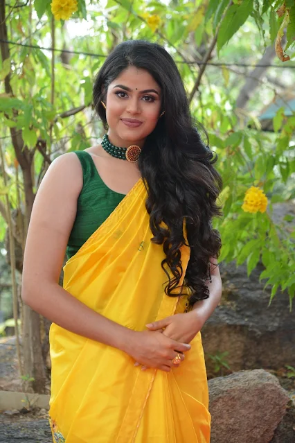Faria Abdulla looking stunning in a yellow sleeveless saree.