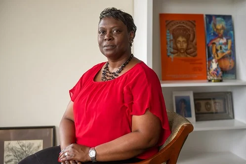 Margarita Guillory, professora associada de religião e estudos afro-americanos da Boston University College of Arts & Sciences, examina como a religião funciona na vida cotidiana dos afro-americanos, particularmente por meio de práticas que remontam aos sistemas religiosos e culturais da África. Foto por Cydney Scott