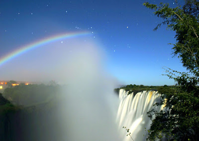 LunarRainbowVicFalls small Fenomena Fenomena Alam yang Paling Sulit Ditemukan