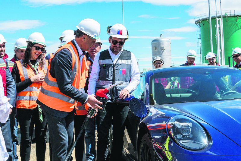 cargan un Porsche con gasolina verde hecha en Chile