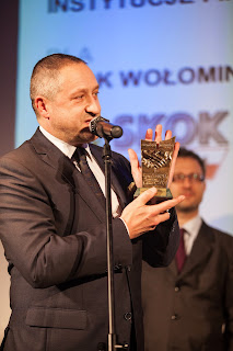 Prezes Zarządu SKOK w Wołomin Mariusz Gazda odbiera nagrodę Home&Market