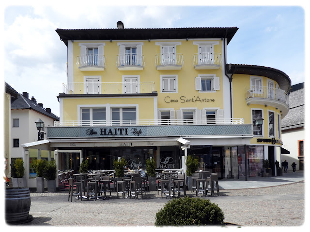 På lunsjbesøk i byen St. Ulrich (Ortisei) i Val Gardena i Syd-Tirol i Italia.