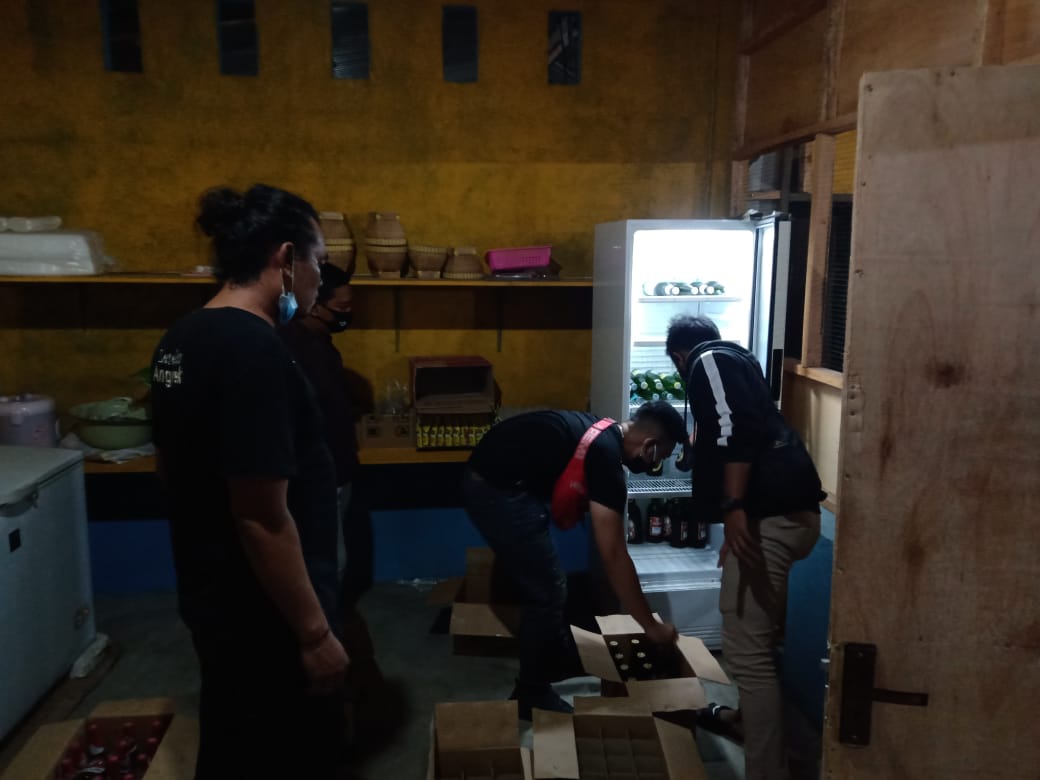  Polisi Sita Ratusan Botol Miras Di Cakra 