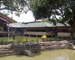 Saung-saung di Gubug Gurame, Tapos Depok
