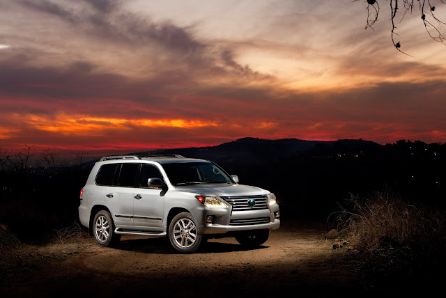 Front 3/4 view of 2015 Lexus LX570