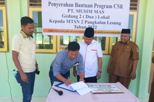 PT Musim Mas Menyerahkan Bantuan Dua RKB MTSN 2 Pangkalan Lesung dari Program CSR