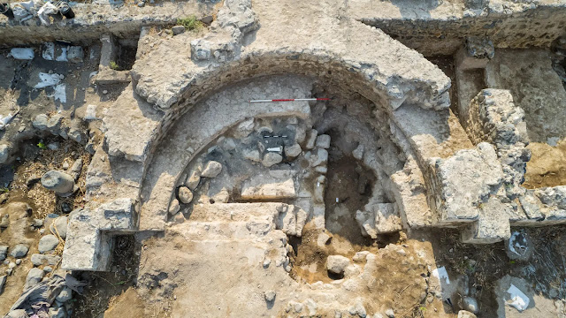 Αεροφωτογραφία της αψίδας της εκκλησίας του 5ου αιώνα μ.Χ., του "σεβαστού τείχους" και του τείχους του 1ου αιώνα μ.Χ. [Credit: Rotem Taasa /   el-Araj excavation project]