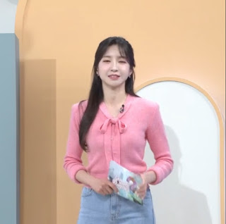 20250430 이윤정 아나운서 여친룩 청바지 핑크색 니트 봄코디