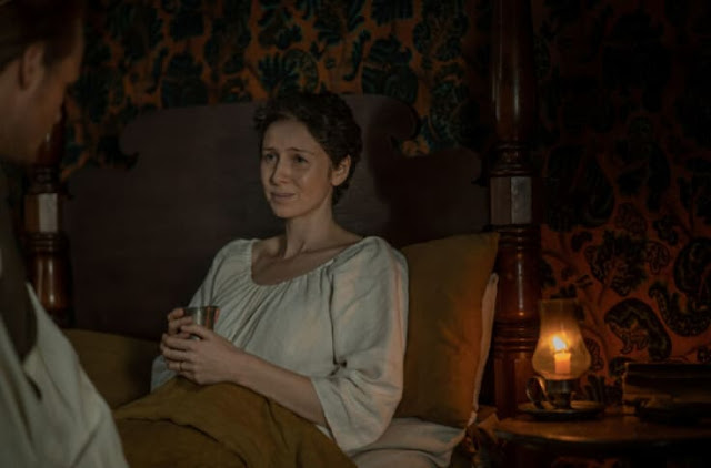 Claire (Caitriona Balfe) rövid hajjal, betegen az Outlander sorozat 6. évadának 6. epizódjában