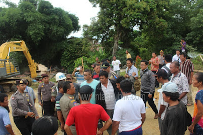 Warga Serang Satpol PP karena Bongkar Pemandian Umum