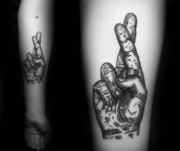 38 tatuagens de dedos cruzados | Veja e inspire-se!