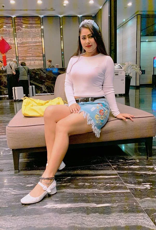 Priyanka Pandit sexy legs hot bhojpuri actress