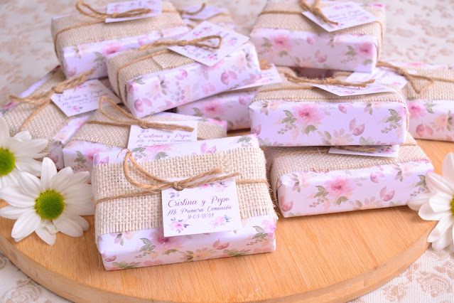 Jabón casero para recuerdos de comunión en tonos pastel color rosado beige blanco niña niño