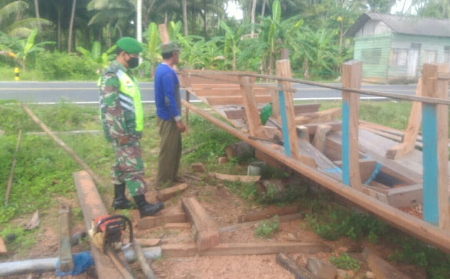 Lakukan Komsos dengan Pembuat Kapal Pompong, Babinsa Hermanto Himbau Agar Disiplin Terapkan Prokes