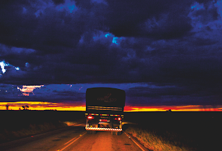 Resultado de imagem para imagens de caminhão rodando à noite