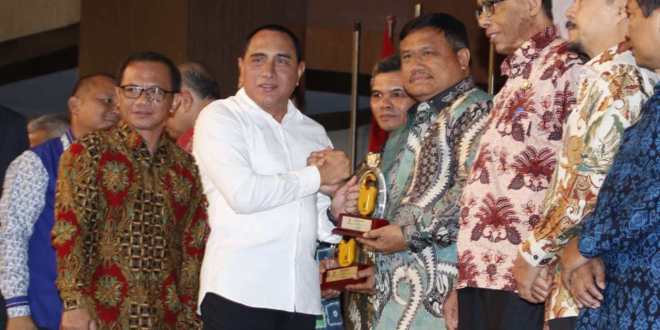 Pemkab Labura Sabet Penghargaan Kabupaten Informatip