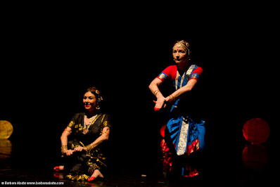 TEATRO GRECO DI ROMA Rassegna "Che Danza Vuoi?" XIV ediz. - 2011 ASSOCIAZIONE CULTURALE ORCHESTÉS presenta  "MATRI"  DEE E DONNE DALLE DANZE DELL'INDIA DEL SUD Marialuisa Sales e Marzia Colitti  Foto: Barbara Abate  19 ottobre 2011 Marialuisa Sales e Marzia Colitti Danze Liturgiche e Danze d’Amore dalla tradizione sacra dell’India. Protagoniste sono sempre le donne, donne innamorate, donne che si rapportano al loro Amato o alla Divinità, in una progressione di stati ove l’Amore umano si trasforma nell’Amore Divino. Foto: Barbara Abate