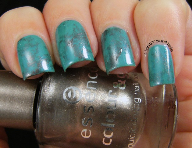Turquoise water spotted nails
