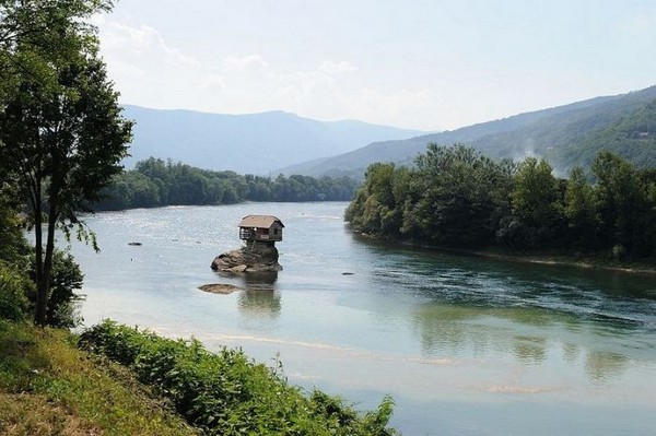 Amazing River House in Serbia