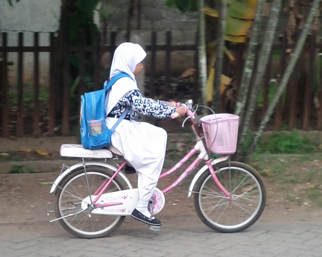 Nyaikel Cycle Sepeda  dan Seragam Sekolah