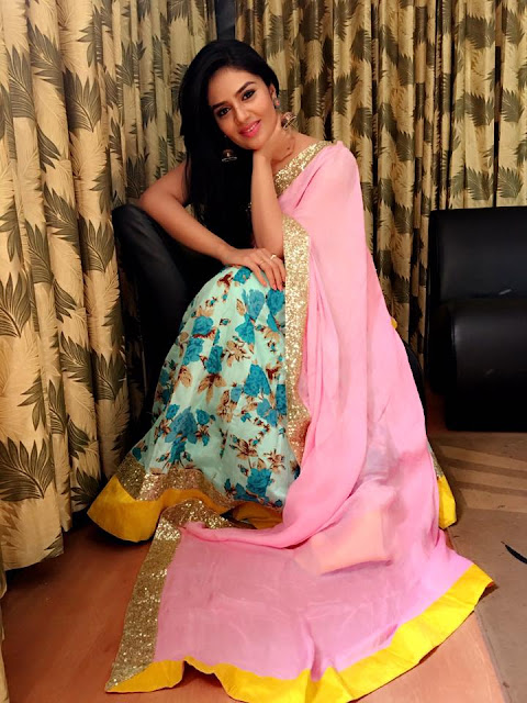 sreemukhi hot in saree