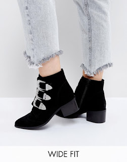 http://www.asos.fr/asos/asos-relieve-bottines-a-boucle-en-daim-pour-pieds-larges/prd/7854771?clr=noir&SearchQuery=&cid=6455&gridcolumn=3&gridrow=8&gridsize=4&pge=2&pgesize=72&totalstyles=895