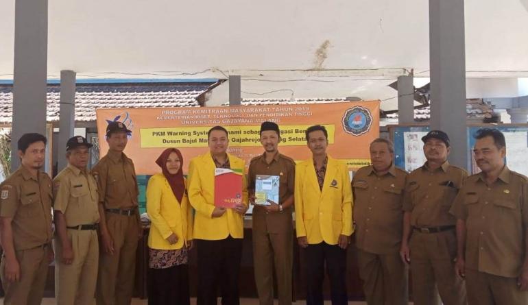 Foto: Tim Dosen Pengabdian Masyarakat Fisika Universitas Gajayana Malang bersama Kepala Desa Gajahrejo beserta staf dan jajarannya.