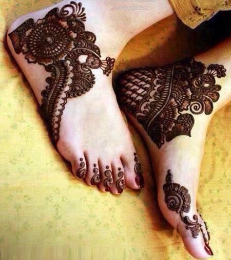 Latest Traditional Mughlai Mehndi Designs for Feet Pics
