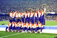 SELECCIÓN OLÍMPICA DE ESPAÑA - Temporada 1992-93 - Kiko, Guardiola, Berges, Cañizares, Alfonso, Vidal, Billabona, Paqui, Luis Enrique, Abelardo y Amavisca; Lasa, Manjarín, López, Pinilla, Toni, Solozábal, Ferrer, Soler y Miguel. SELECCIÓN OLÍMPICA DE ESPAÑA 3 (Abelardo y Kiko 2), SELECCIÓN OLÍMPICA DE POLONIA 2 (Kowalczyck y Staniek). 08/08/1992. Juegos Olímpicos de Barcelona 1992, final. Barcelona, Nou Camp. Los jugadores españoles saludan a los aficionados tras haber recibido la Medalla de Oro.