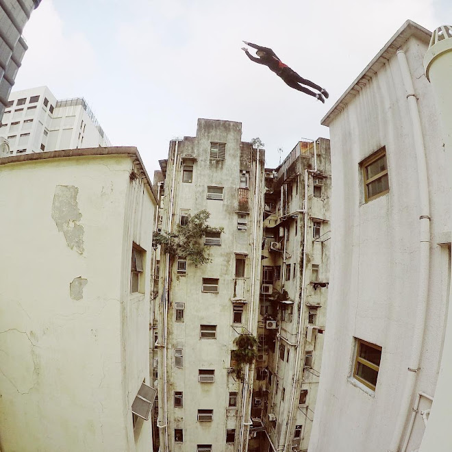 Rooftop POV Escape From Hong Kong Security : ひとつ間違えば、墜落死 ! !、香港のビルからビルへと飛び移って、警備員のおじさんから逃走するリスキーな命がけのデンジャラス・パルクール ! !